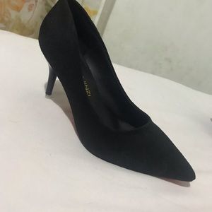 Black heels / red bottom